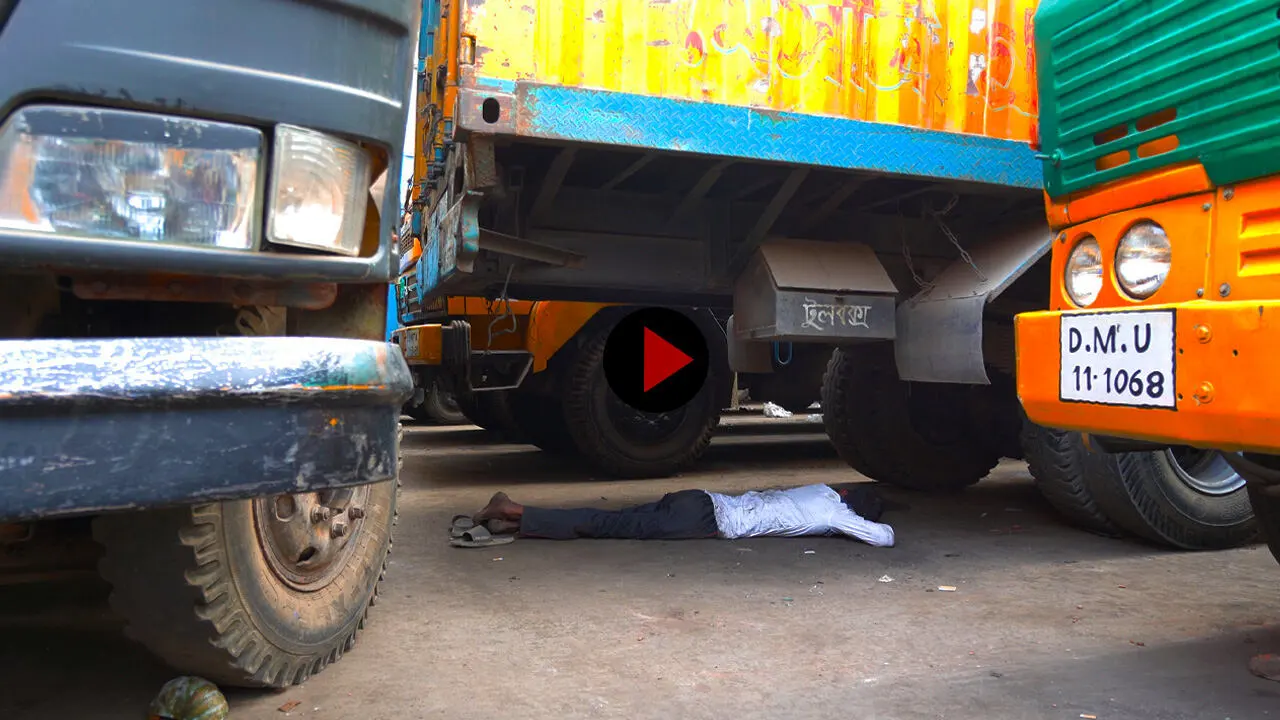 ট্রাক চালকদের মানবেতর জীবন ঘুম, পায়খানা-প্রস্রাব কিংবা গোসলের সুযোগও রাখেননি মেয়ররা