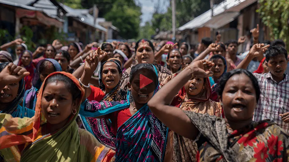 চাপ উপেক্ষা করে আন্দোলন চালিয়ে যাচ্ছেন চা শ্রমিকরা