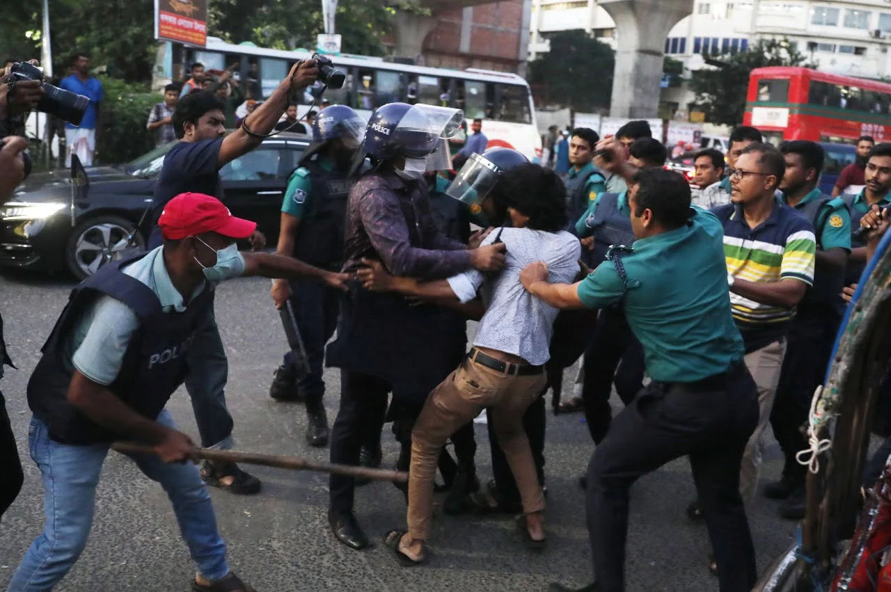 জ্বালানি তেলের দাম বৃদ্ধির প্রতিবাদ করায় পুলিশি হামলা